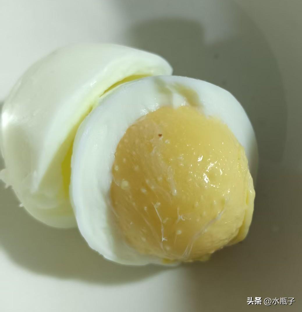听说用煮熟的热鸡蛋在身上肿的地方滚一滚，就能像给身体来了个“消肿祛湿魔法”，我这