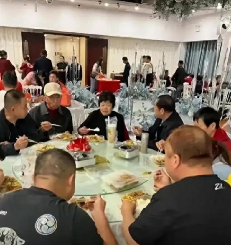 2023年，在湖北武汉闹出“天大的笑话”，一男子在酒店办婚礼，他们竟然用盒饭招待