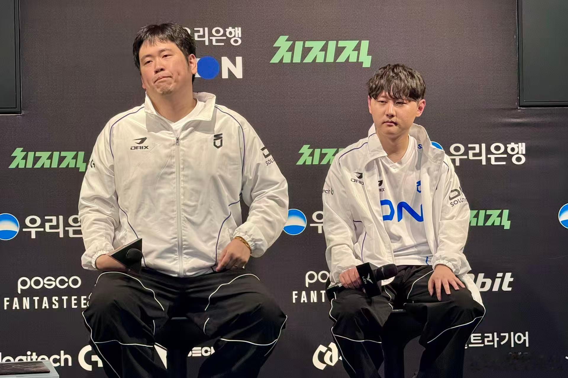 DNS的监督oDin和打野选手Pyosik接受赛后败者采访。gumayusi说自