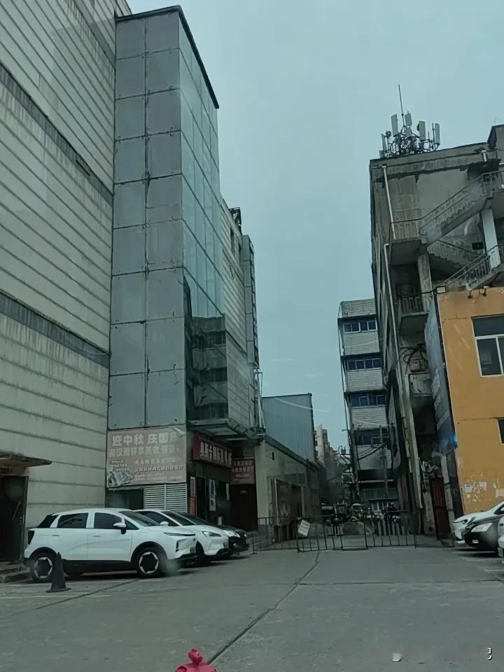 20年足以让你看到一些商业的变化
20年前，这个地区是城市的商业中心，也就是大城