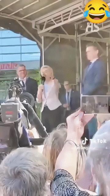 冯德莱恩刚说完自由民主，台下就有一人被捕。

冯德莱恩在芬兰一场集会上发表演讲，