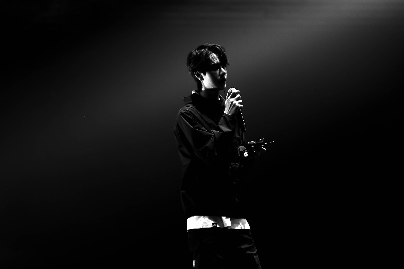 博君一肖[超话]  🐰🦁博君一肖 “点点星光，廿廿不忘”我们曾在高朋满座中将