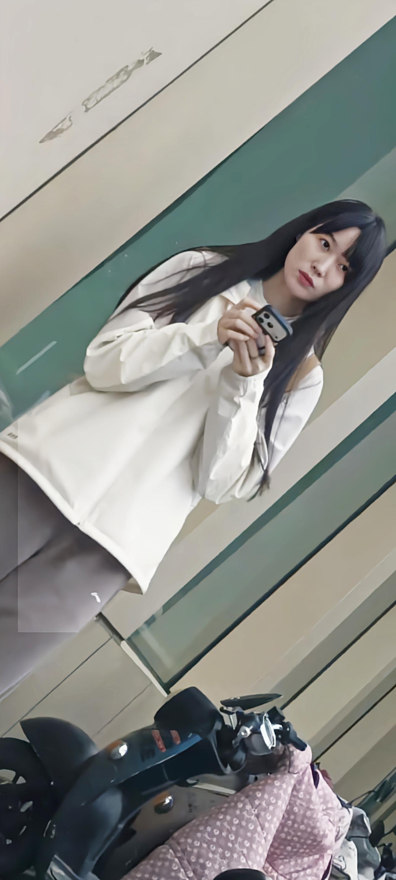 清晨的阳光洒下，身材高挑的女生美得像一幅画。就像那个173cm的女孩，用米白色穿