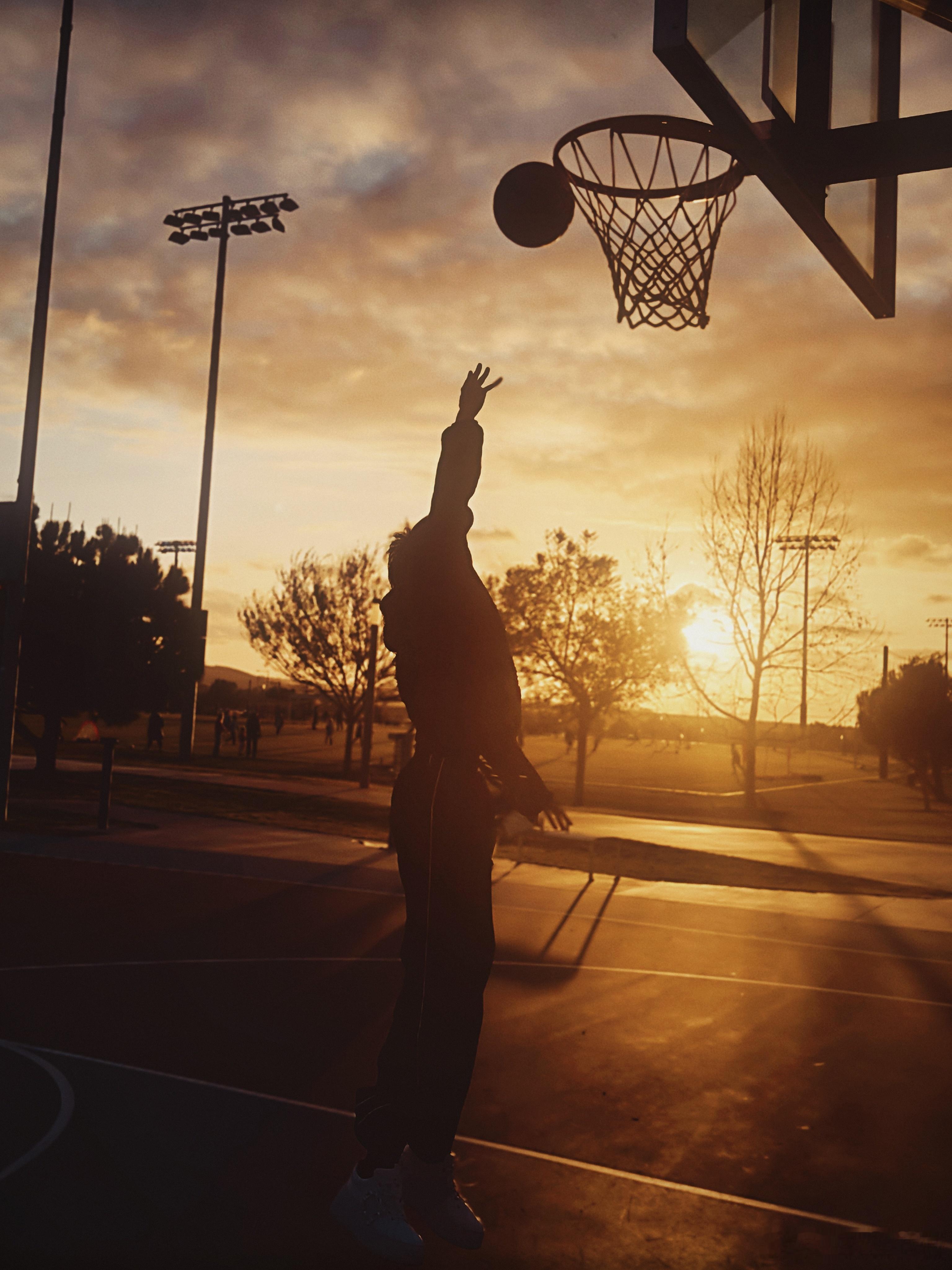 任嘉伦 球场随拍！！轻松get氛围感大片儿🌇🏀！补药放过这个打篮球的男人，抓