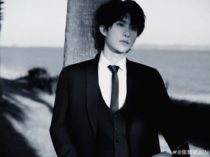   金鸡奖晒照名场面！张集骏海边黑西装帅气十足，配文却暴露搞笑本性，吐槽风大险些