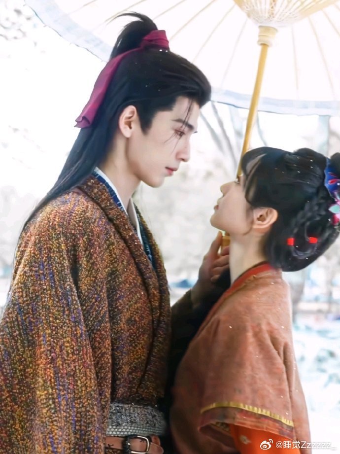 张凌赫田曦薇撑伞转场张凌赫田曦薇撑伞牵手 伞下雪色人间，身旁心尖之人，甜妹与帅哥