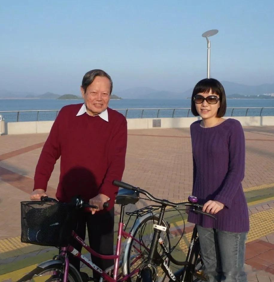 杨振宁先生溘然长逝，最揪心的当属陪了他21年的翁帆。想当年82岁的杨先生娶28岁
