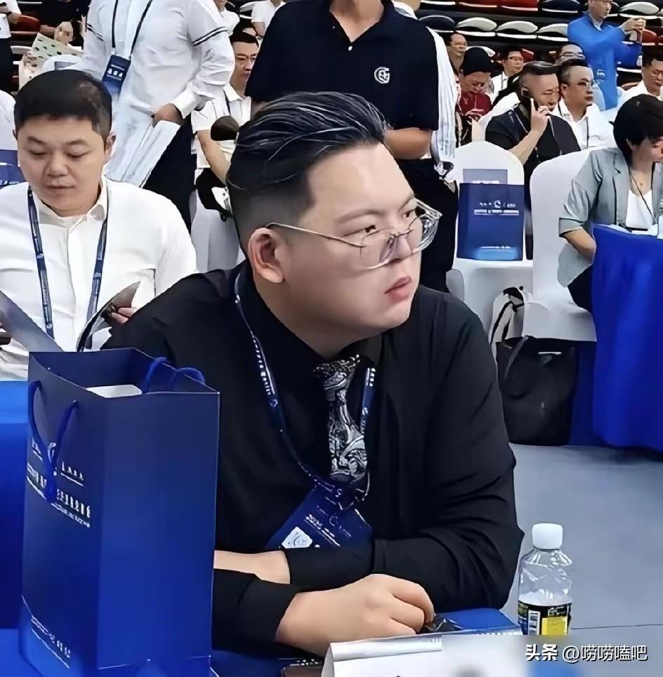 向佑到底有多狠？坐拥百亿家产，40岁了，竟敢威胁父母，逼他们交出财产，甚至把大嫂