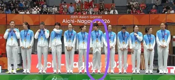 [大笑][大笑]女排董禹含这孩子太可爱了，夺冠后极其兴奋，颁奖仪式一不小心把裤子
