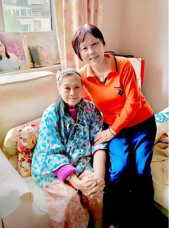 89岁的朱逢博，现在住上海郊区一套200平的复式大房子里，这套房子，是她的儿子施