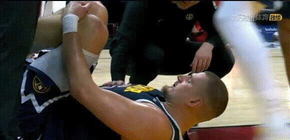 约基奇倒下了！
就在掘金对老鹰那场球，队友琼斯一脚，直接踩在他右膝上。
那一刻全