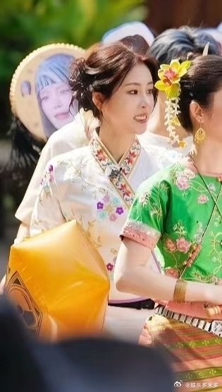 张碧晨完全是傣族公主 张碧晨把傣族服饰穿得太有味道了！素雅干净的色调，细腻精致的