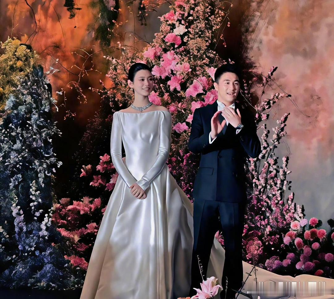 何猷君奚梦瑶婚礼答谢宴28日，奚梦瑶何猷君在澳门举办婚礼答谢宴，发言时何猷君调侃