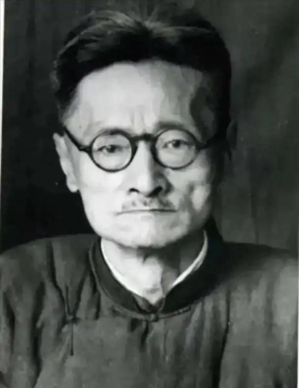 1943年，西南联大聘任沈从文为中文系教授，月薪360元。此事在学界引起波澜。恃