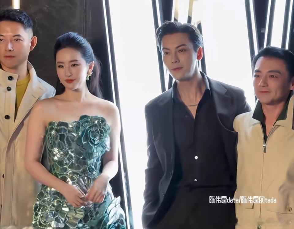 刘亦菲陈伟霆打招呼合影第一次见陈伟霆和刘亦菲同框，男帅女美。 
