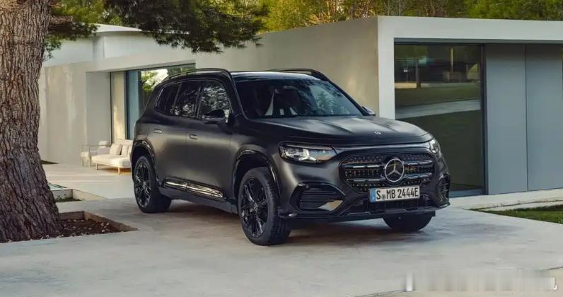 奔驰发布了全新GLB，这款车有燃油版和纯电版，和奔驰其他几款新车一样，都在设计上