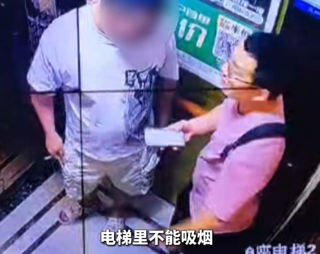 嚣张至极！电梯内抽烟还打人
　6月10日，湖南长沙的樊先生乘坐电梯时，遇到一男一