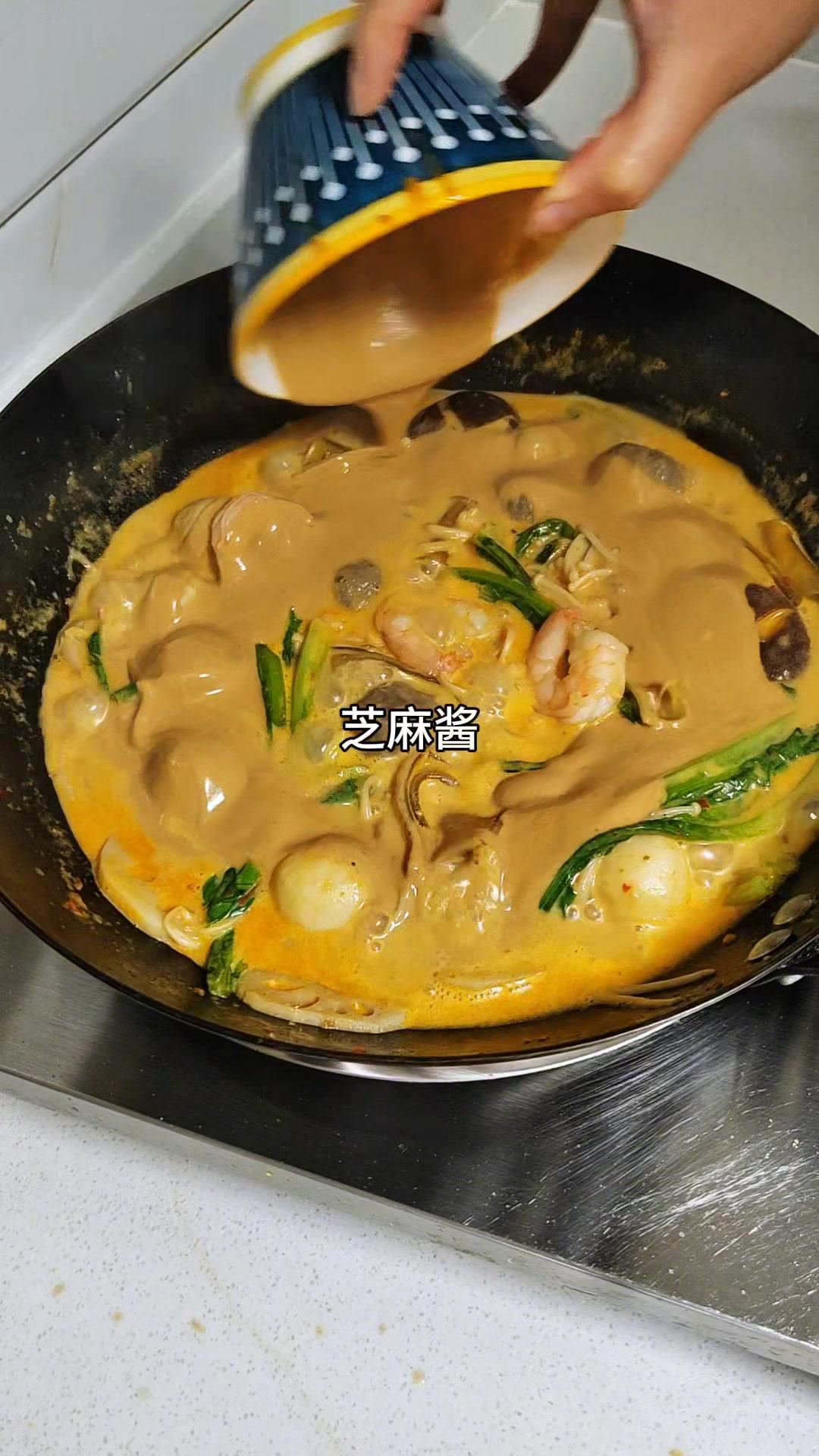 🍲油润锅底，葱姜蒜辣椒，豆瓣酱，香料十足。

🔥加入适量水，一盒奶，煮出浓郁