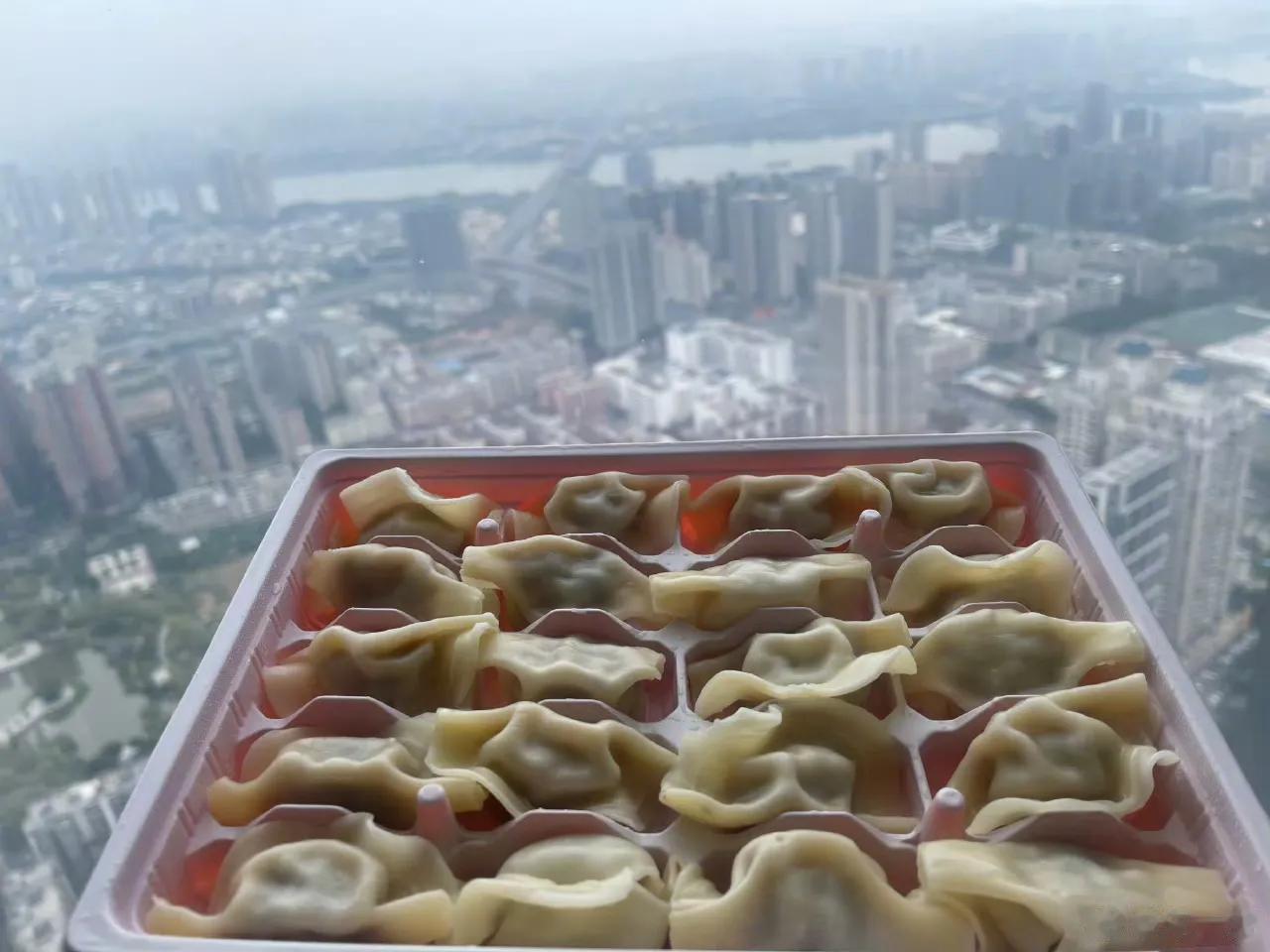 朱一龙立冬吃了20个饺子🥟，11月8号朱一龙更新分别晒出了饺子和晚霞照，一盘饺