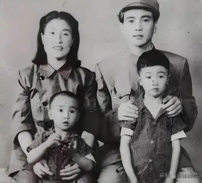 历史过往大多会被时间淹没，当然有的也会被时间盘出包浆。
1951年，身为时任的石