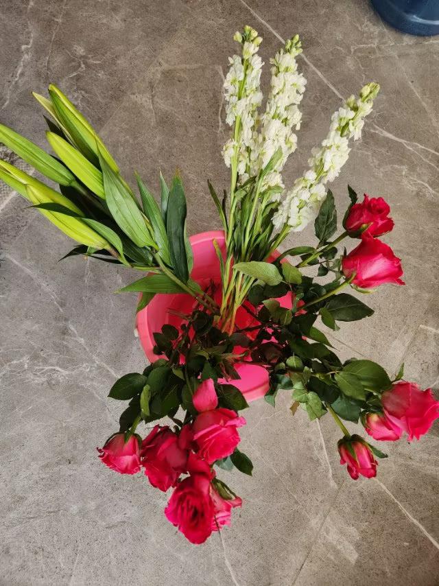 买来的鲜花怎样醒花
   刚买来的鲜花需要醒花才能使开花时间长些。那么怎么醒花呢