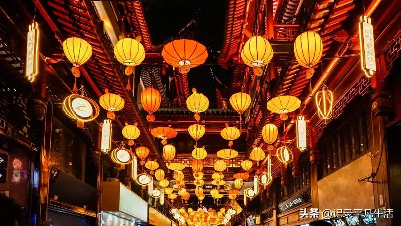 元宵习俗知多少元宵佳节，灯火阑珊。人们提着灯笼穿梭于街巷，猜灯谜、吃汤圆，处处洋