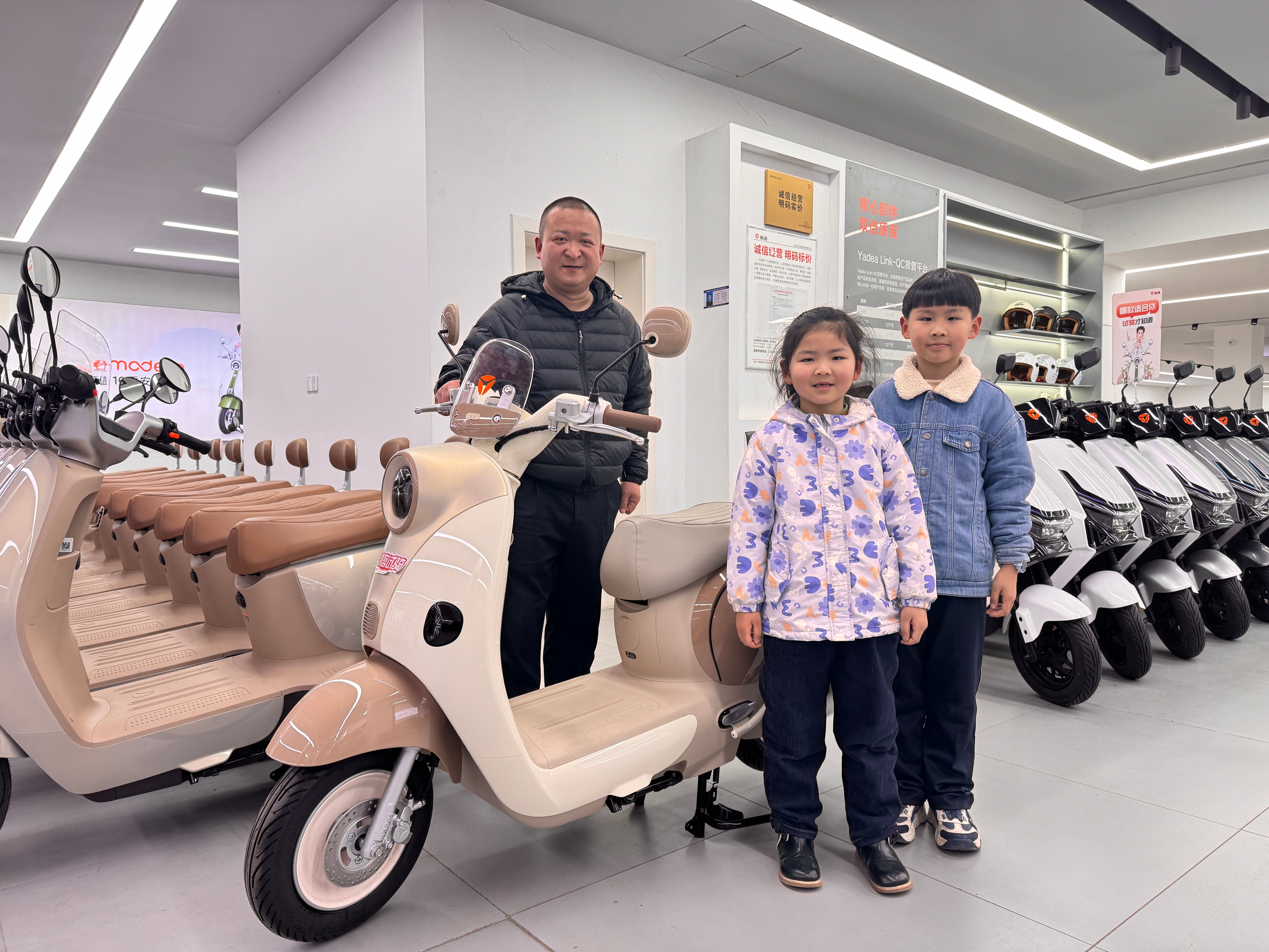 固始县，偶遇爸爸带两个娃提车，恭喜成为“雅迪绽放”的车主 爸爸的眼中充满了对孩子