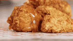 炸鸡的幼年形态 趣味视角解锁美食另一面，眼前软嫩的肉块，就是炸鸡最初的样子。褪去