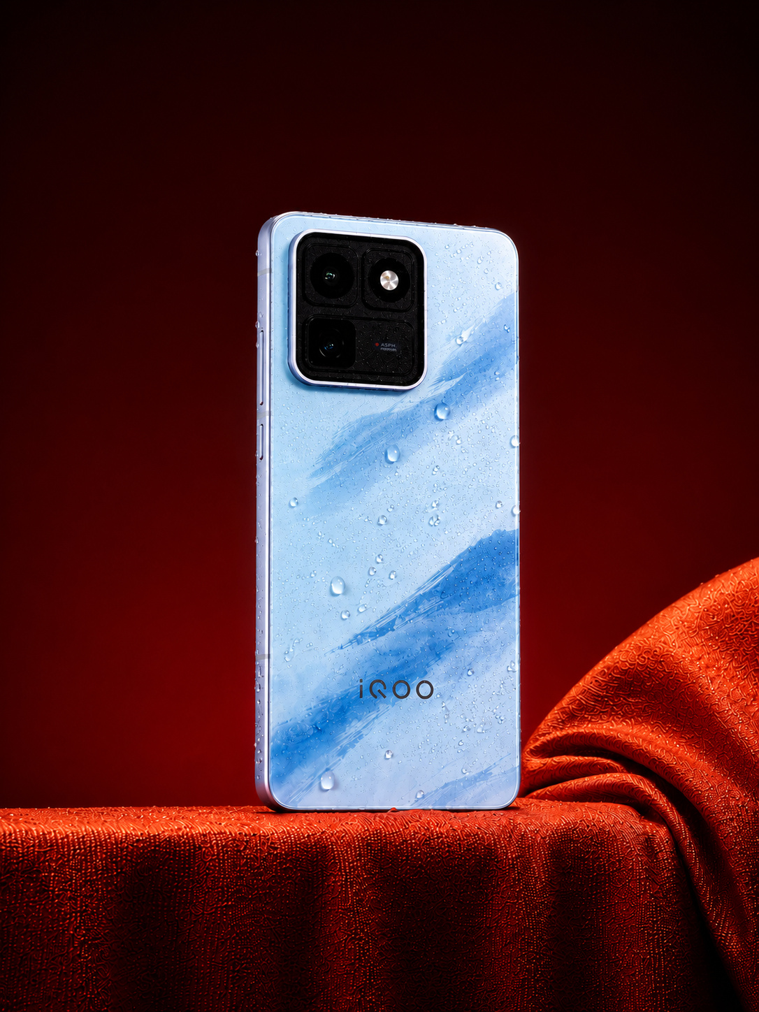 能感觉到 iQOO 在往更全面的旗舰路线走。iQOO15T除了性能之外，设计、续