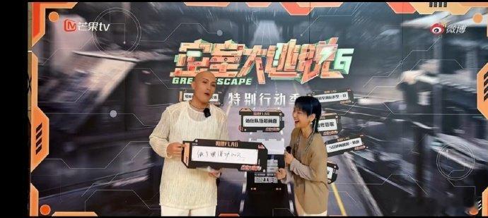 #周笔畅[超话]##周笔畅做个被保护的人##密室大逃脱#周笔畅上班新姿势，手写f