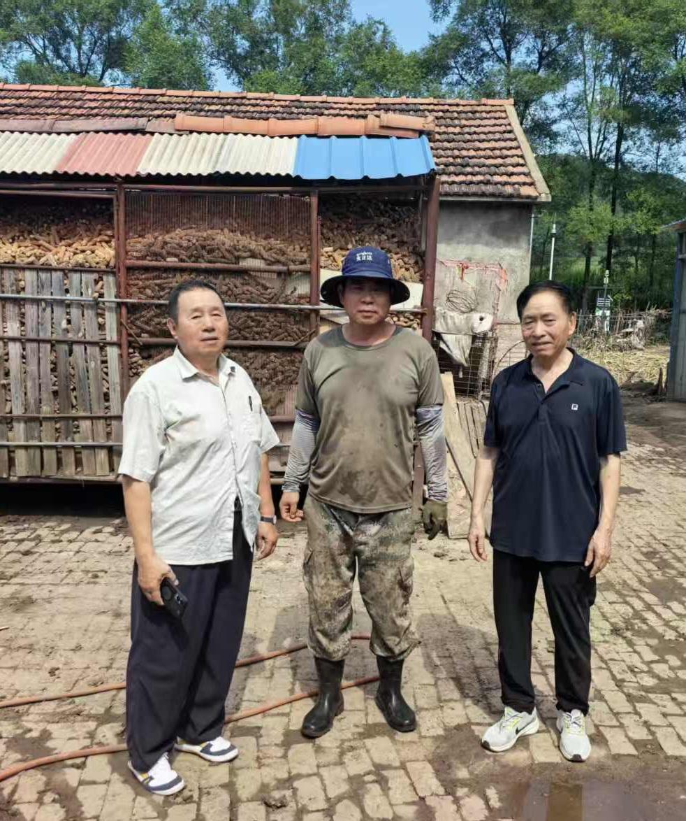 抚顺关工委领导到灾区看望金城龙的爷爷奶奶


7月23日，抚顺市关工委副主任傅波