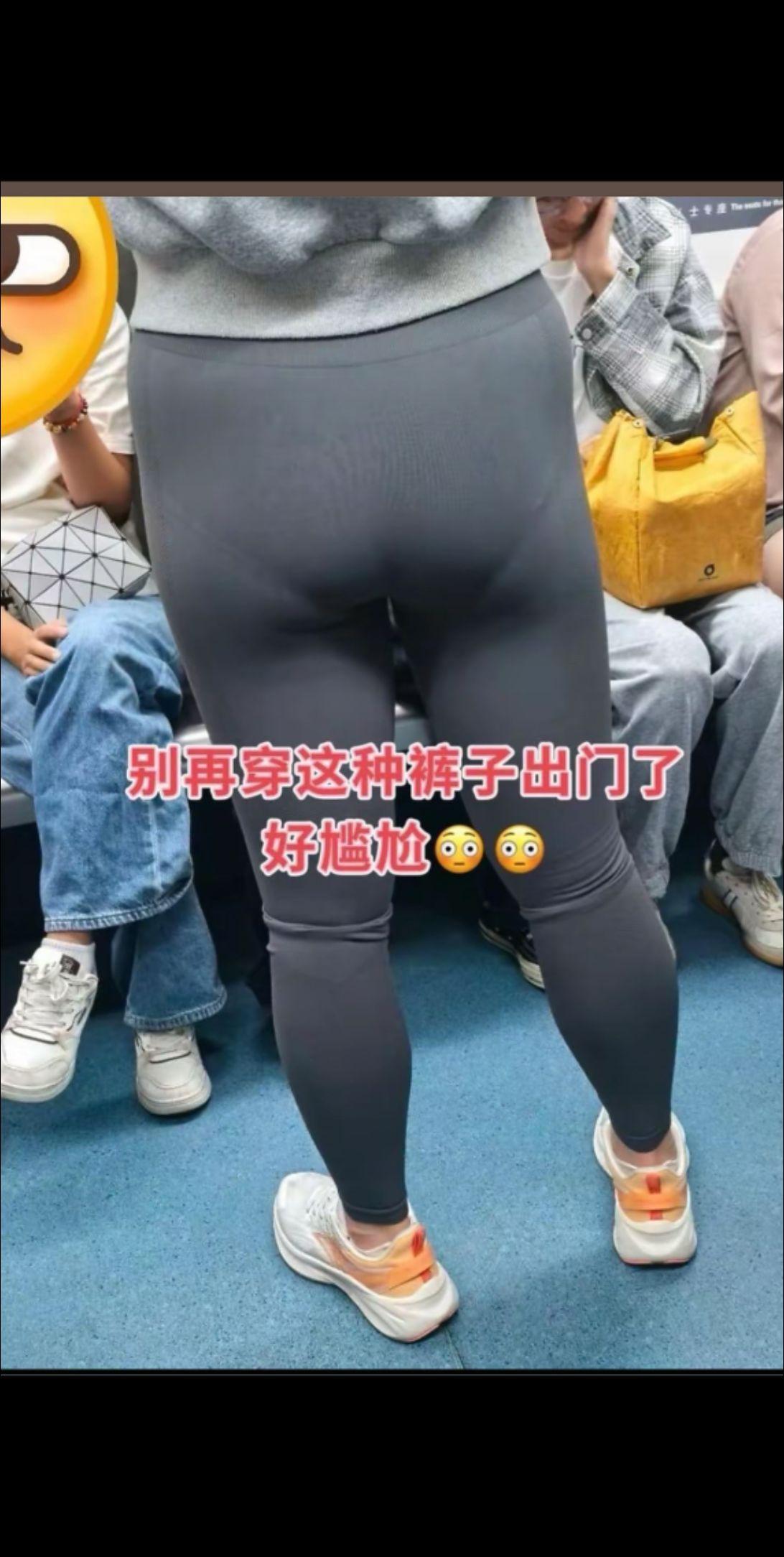 挖到一条超绝的牛仔短裤，高腰设计，完美贴合身材曲线，显瘦还能遮肚，黑色...