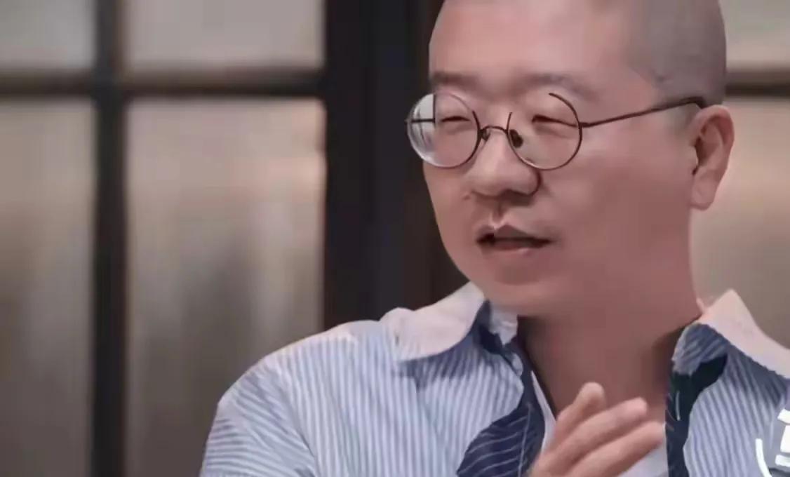 李诞，访谈界的教父级人物，专访文艺界的钉子户。
前不久深入新疆戈壁滩，跟内向到要