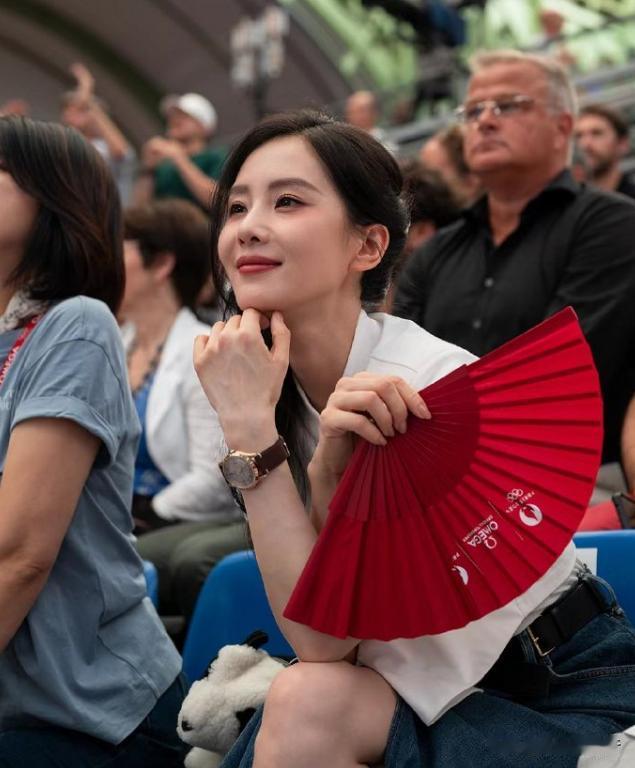 “家人们，谁懂啊，看个奥运会直播，满屏都是明星！”这条网友的评论，简直说出了不少