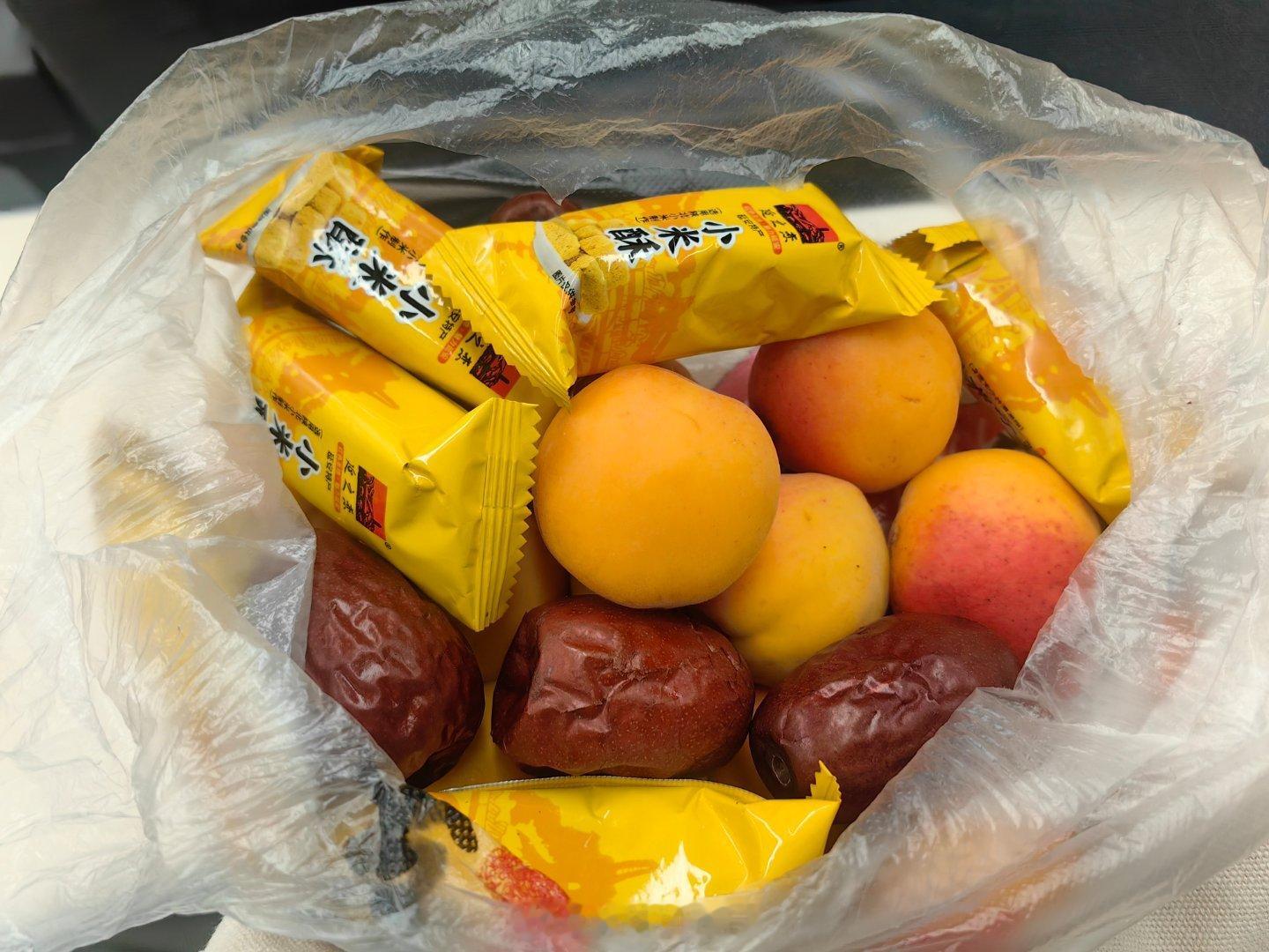 昨天在当地除了大枣，还买了小米酥（超好吃）和杏子（嫂子自己种的，超甜超水灵）。旅