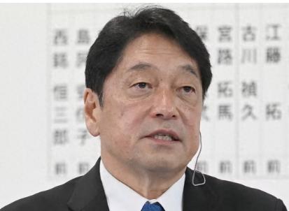 特朗普这次又疯了，对全球加关税，从一开始的百分之十到后来的百分之十五，以后甚至可