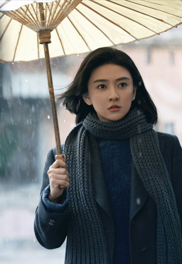 1. 杨紫是本届金鹰视后的热门人选、夺冠大热门。网传《家有儿女》姥姥的扮演者收到