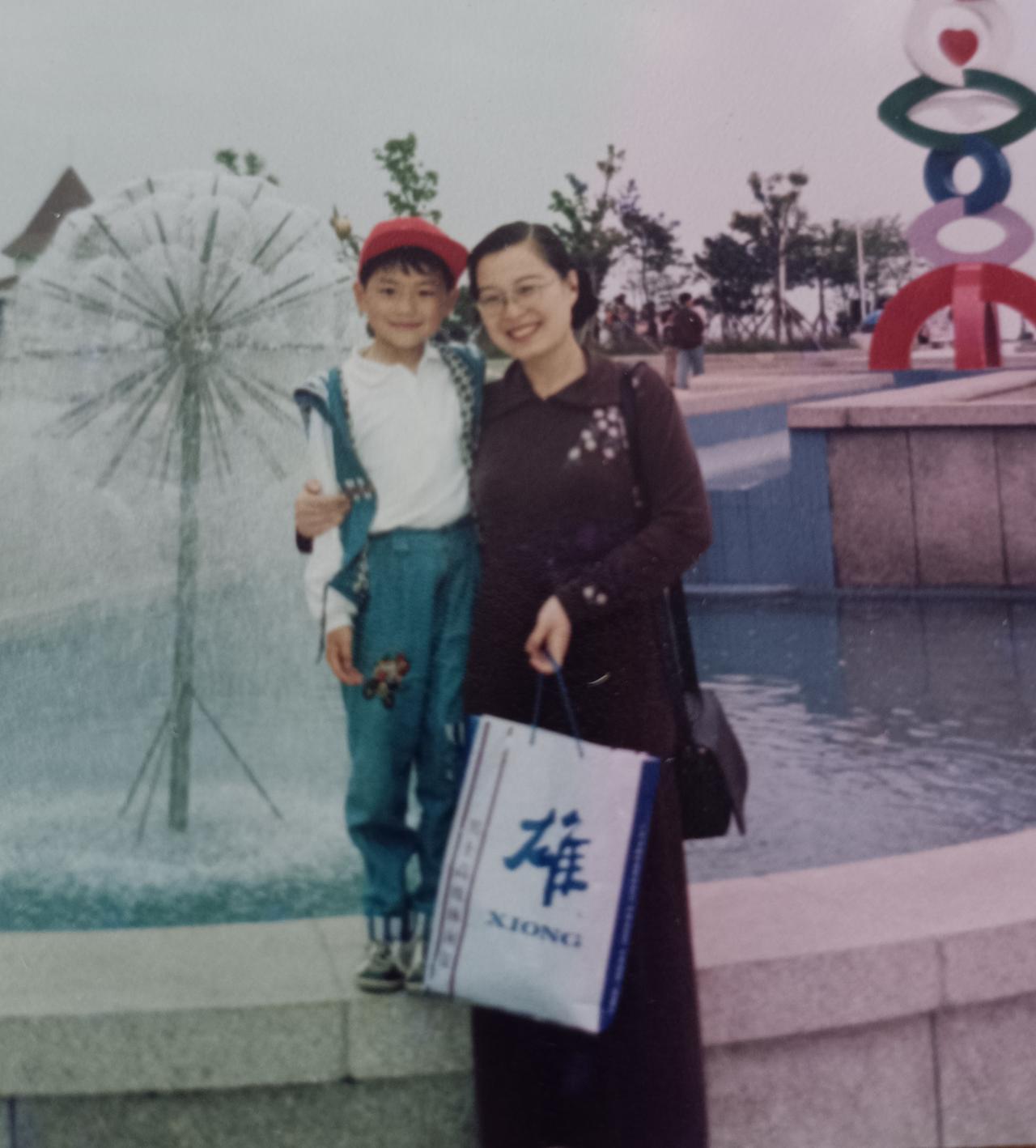雨中的中秋节过去了，青岛今天天晴了，气温也反弹至25度。

    今天在家百无