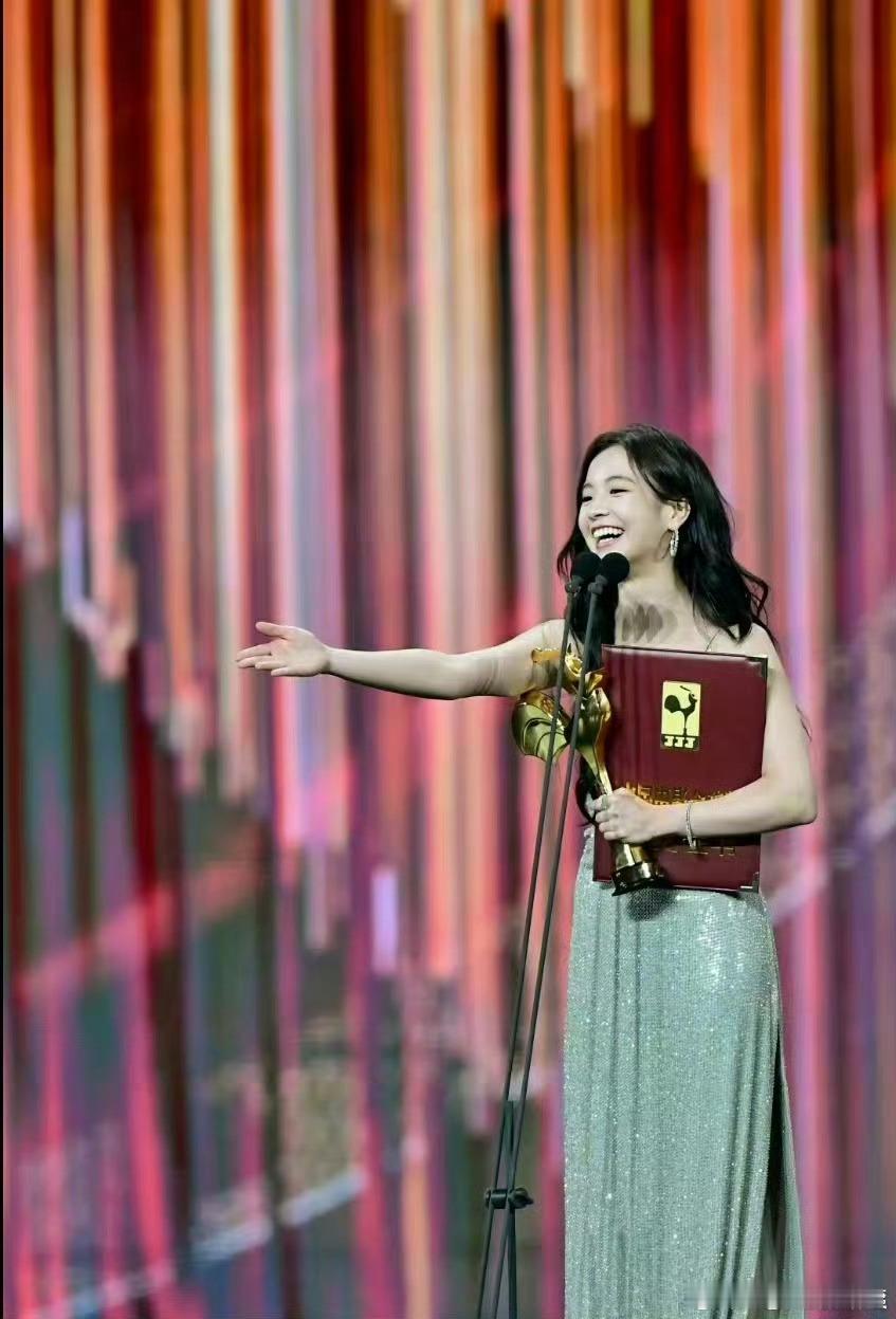 00后双top 张子枫有演技有做品，有票房。李庚希有什么？演技一般，颜值没记忆点