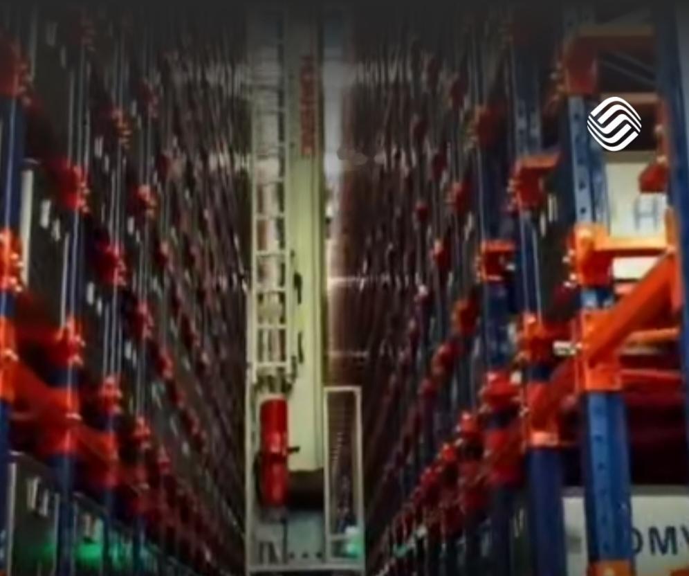 画面展现中国顶尖船舶重工建造实力。外高桥造船、沪东中华等船坞昼夜攻坚，巨型邮轮、