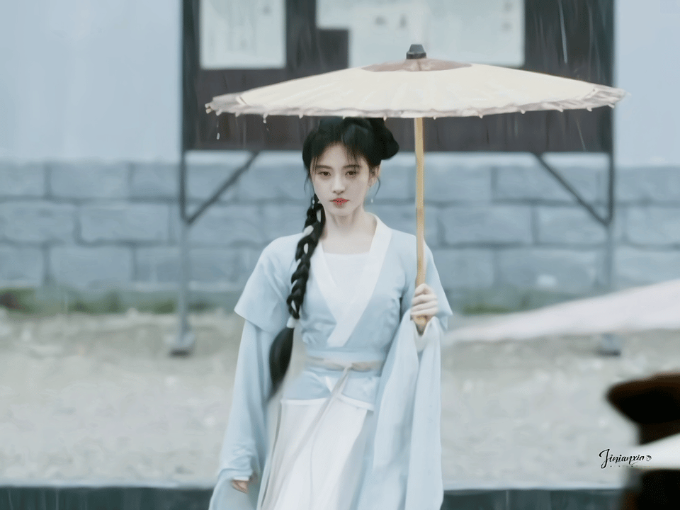 #杨采薇素衣撑伞#花间令鞠婧祎雨中撑伞图，拒绝成为沉默的帮凶，相信终有一日真相会