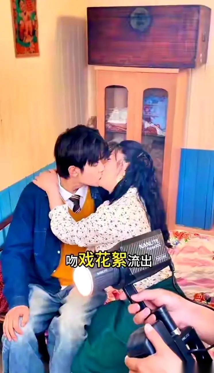 23岁的男演员钟宇飞，捅了短剧圈一个大篓子。
一部50集的戏，他被按着头拍了60