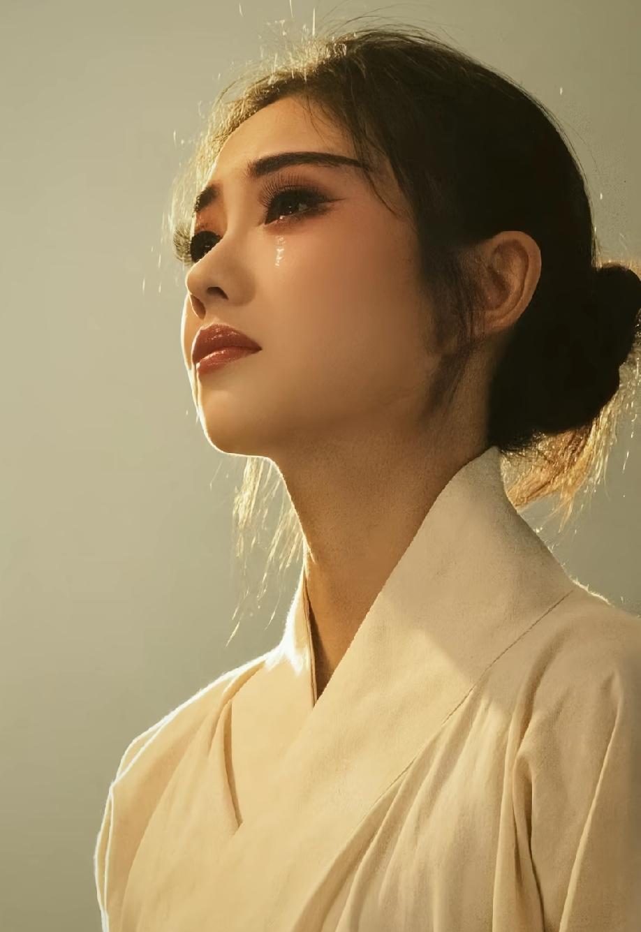 《主角》的导演李少飞
估计以后找同类型角色演员第一个就想到刘浩存
她为贴合忆秦娥