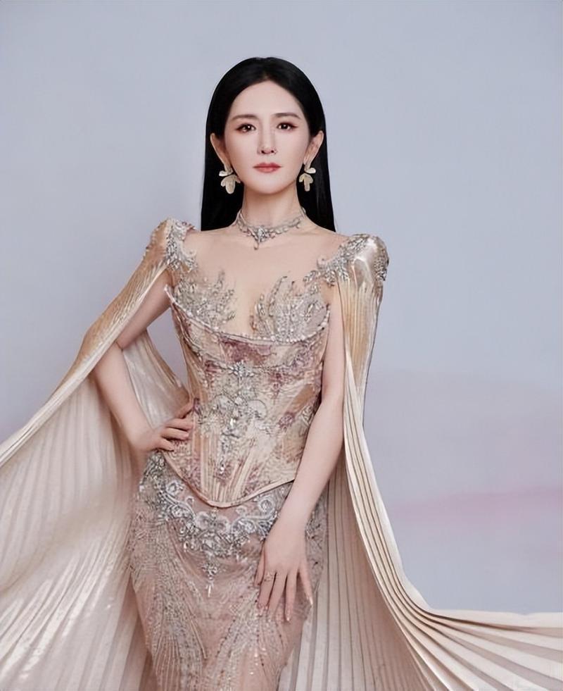 我将用鲜活的笔触捕捉谢娜演唱会的热烈氛围，通过细节描写和情感递进展现现场的感染力