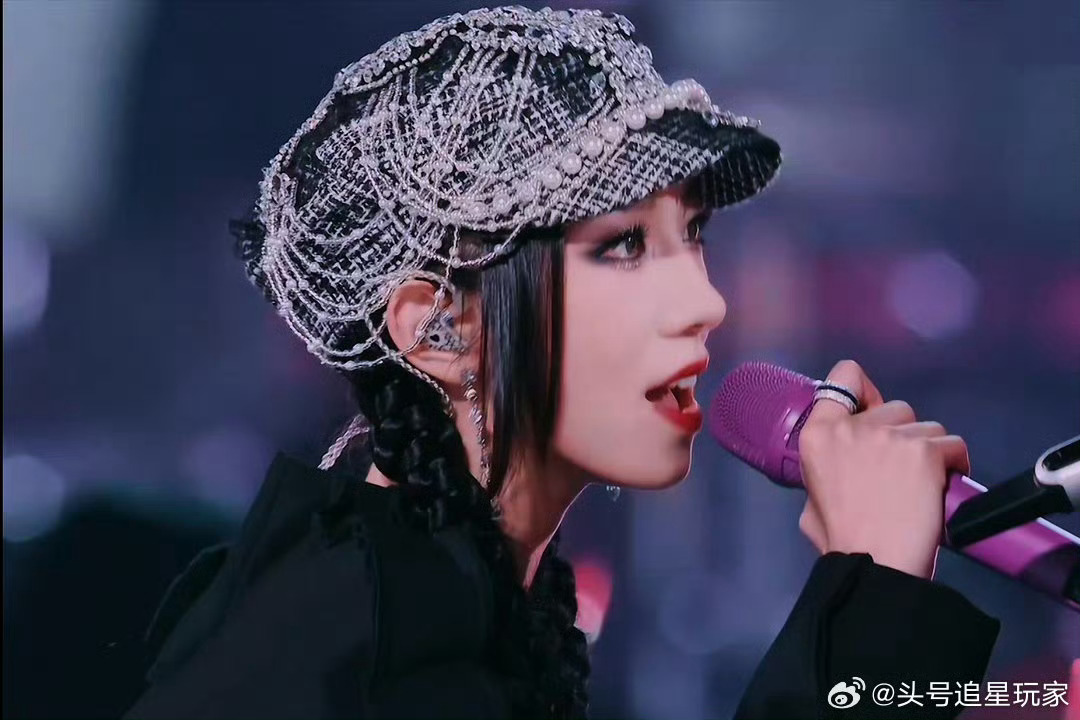 孟美岐恋爱用偷拍来爆料，现在的狗仔真是没事儿干了，天天盯着女明星私生活！ 
