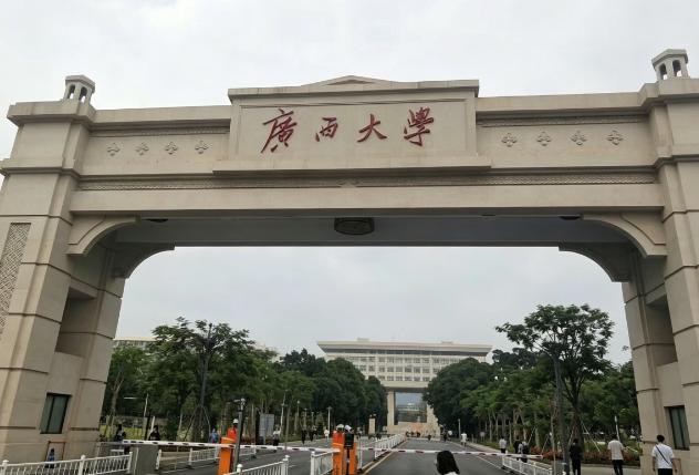 高考季——广西大学
一年一度的高考准备到了，
正好路过广西大学，
当然，全国范围