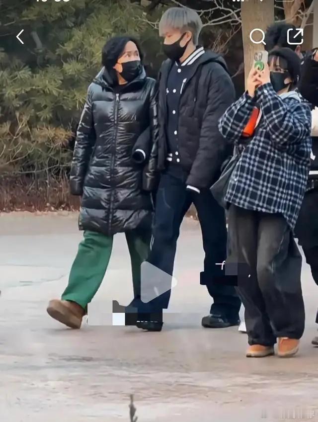 王楚钦挽着妈妈的胳膊畅游环球影城了 这一刻真的好温馨 