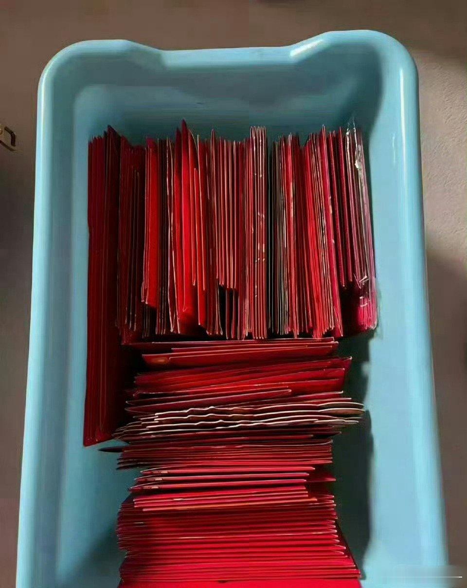 原来真的有父母不拿孩子压岁钱，整整20年的红包，居然都没拆过 ​​​
