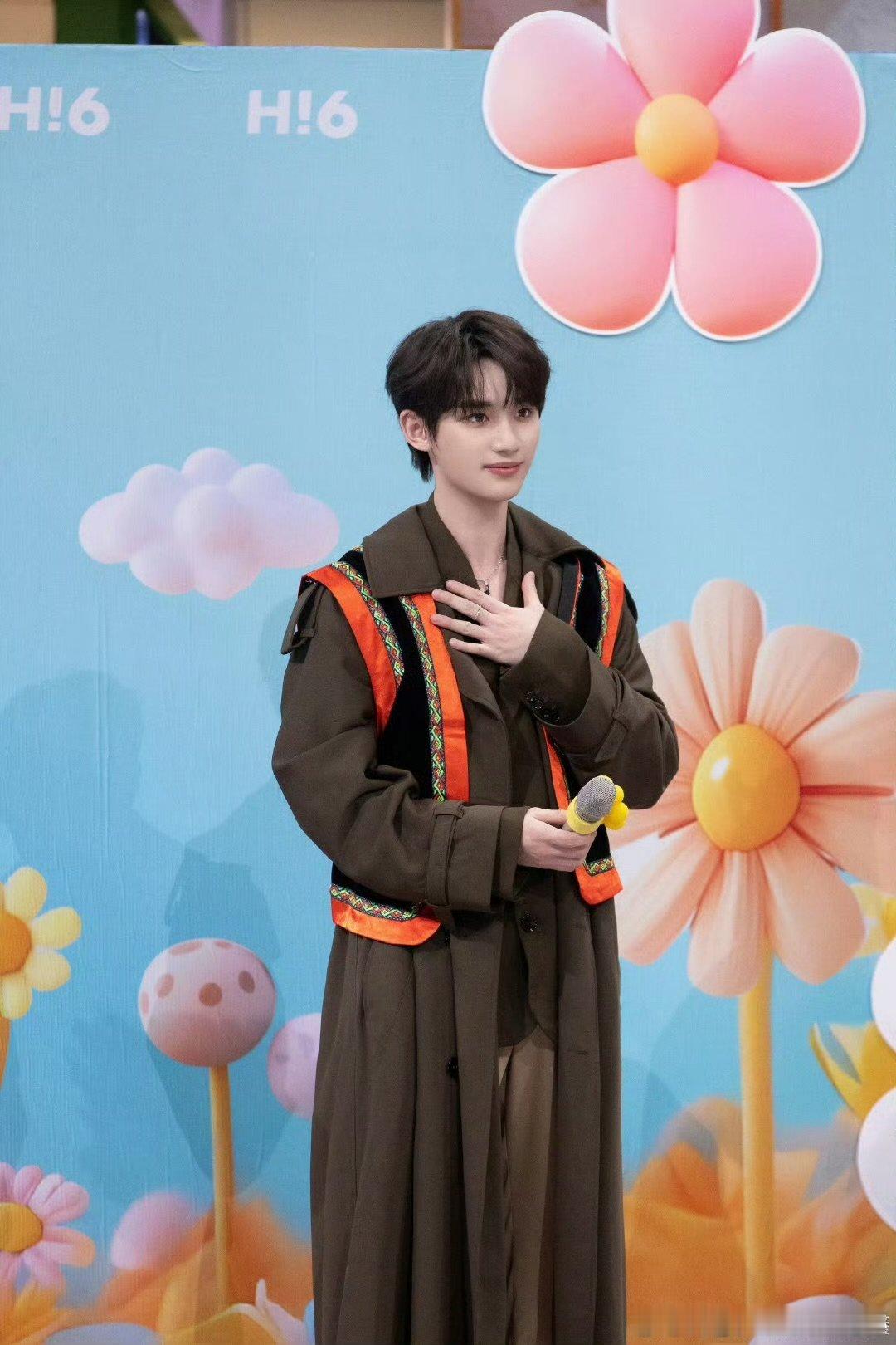 丁程鑫cha了李羲承进行曲你好星期六丁程鑫舞台魅力无限！舞蹈动作既精准又富有表现