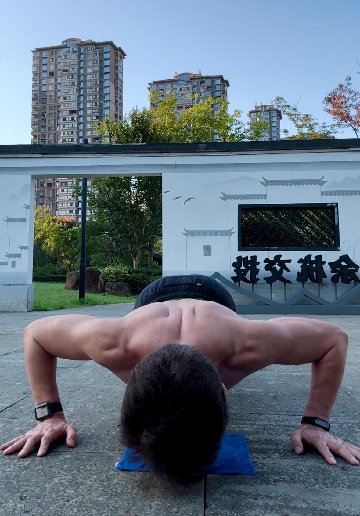 跑步没错，但光跑真会让人“瘦脸”。
不是瘦得好看那种，是颧骨突出来、法令纹深下去